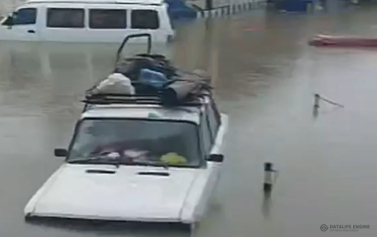 Sabunçuda maşınlar su altında qalıb